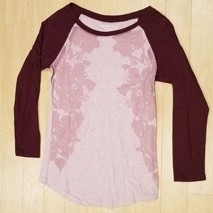 AMERICAN EAGLE 3/4 sleeve graphic tee.